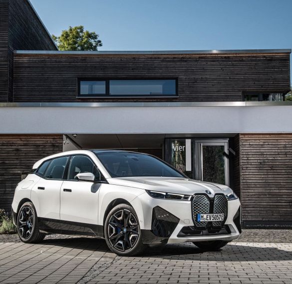 Nové iX xDrive50: BMW skáče plnýma nohama do éry elektromobility